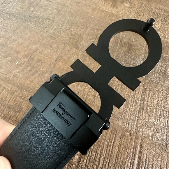 Salvatore Ferragamo Belt classic matte black buckle emblem w/ leather belt - Picture 5 of 6